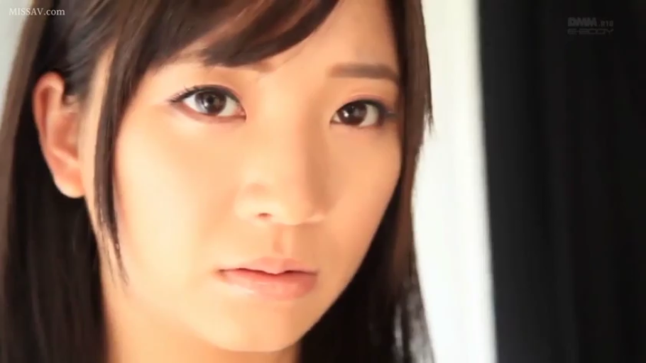 室内 · 忧郁 · 脸部特写 · 注视 · 长发 · 正面 · 未见服装