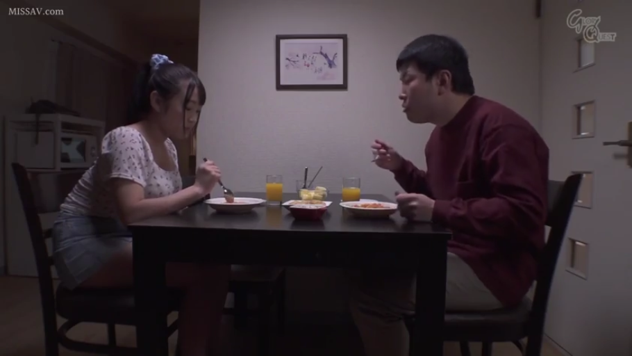 坐姿 · 平静 · 餐厅 · 用餐 · 无特写 · 日常常服 · 餐具食物 · 男女对坐