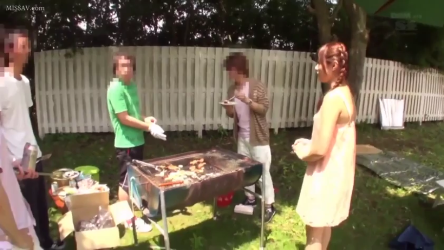 站立 · 全景 · 自然 · 休闲装 · 多人 · 户外庭院 · 烧烤 · 烧烤架