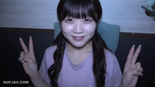 室內 · 坐姿 · 微笑 · 半身 · 雙馬尾 · 比耶 · 紫色T恤