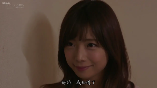 室內 · 字幕 · 平靜 · 面部特寫 · 休閒裝 · 凝视 · 正面