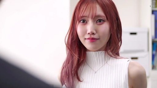 坐姿 · 办公室 · 微笑 · 面部特写 · 注视 · 白色无袖高领上衣