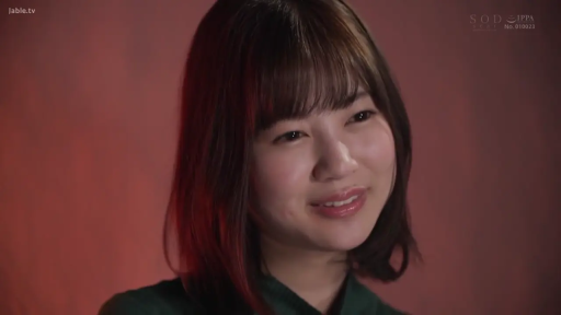 甜美 · 微笑 · 面部特写 · 摄影棚 · 短发 · 正面坐姿 · 绿色衬衫