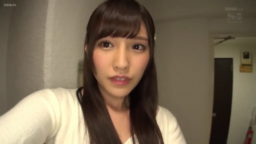 脸部特写 · 微笑 · 面对镜头 · 走廊 · 正面 · 白色针织衫 · 黑长直 · 门铃面板