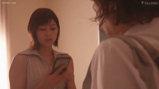 室内 · 站立 · 中景 · 剧情 · 冷静 · 智能手机 · 无袖衬衫 · 操作手机