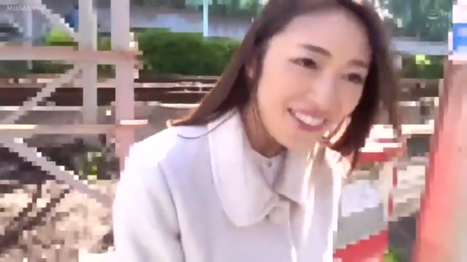 面部 · 俯身 · 微笑 · 户外 · 自然光 · 白色外套 · 看镜头