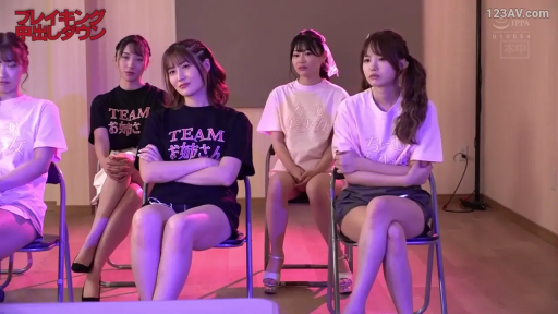 坐姿 · 严肃 · 全景 · 印花T恤 · 并排坐 · 多人 · 椅子 · 演播厅