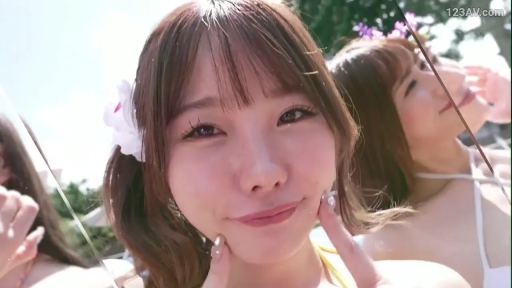 脸部特写 · 甜美 · 比基尼 · 拍照 · 海边 · 白色发饰 · 戳脸 · 阳光群体