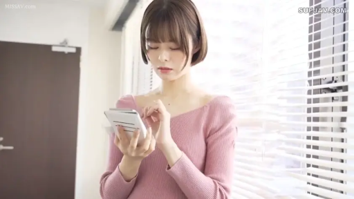 Stand · 平静 · Half-body · Looking at phone · 手机 · 短发 · 粉色针织衫 · 室内窗边