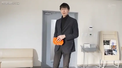 Serious · Whole body · Glasses · Stand · 接待处 · black suit · 杂志架 · 手持包裹