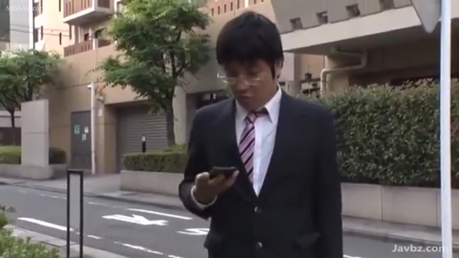 专注 · 站立 · 街道 · 看手机 · 手机 · 上半身 · 西装 · 职场