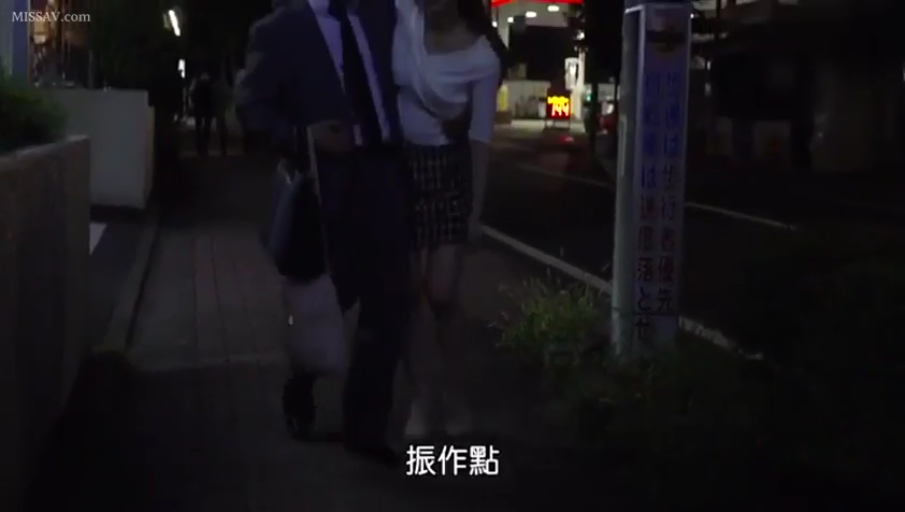 全身 · 街道 · 西装 · 搀扶