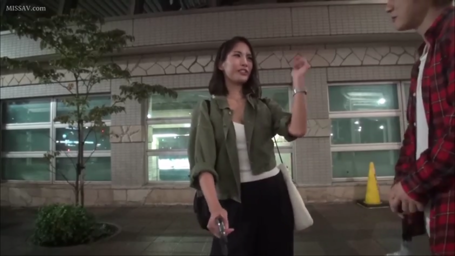 全身 · 专注 · 弯腰 · 户外 · 熟女 · 紫色长袖 · 竹竿 · 做家务