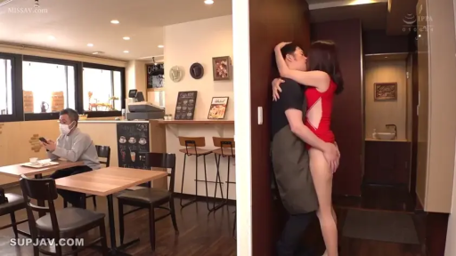 投入 · 全景 · 亲吻 · 站立拥吻 · 咖啡厅 · 红色连体衣