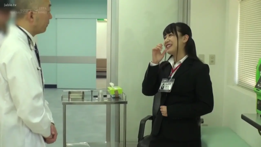 交谈 · 医院 · 正装 · 站立 · 中景 · 微笑 · 职场 · 医疗小推车