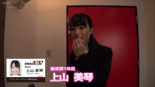 站姿 · 职业装 · 走廊 · 上半身 · 平淡 · 职场 · 工牌 · 走路