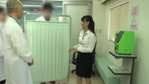 交谈 · 全身 · 站立 · 医务室 · 职业微笑 · 多人场景 · 白衬衫黑短裙 · 医用屏风