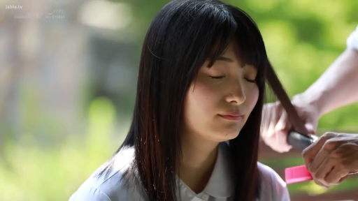 坐姿 · 脸部特写 · 闭眼 · 白色衬衫 · 户外 · 整理头发 · 黑直发 · 卷发器