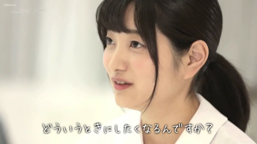 室内 · 面部特写 · 交流 · 温柔 · 侧头 · 白色制服 · 马尾辫