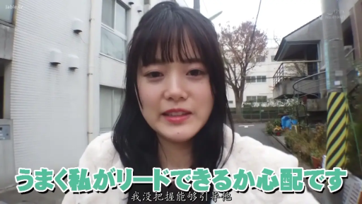 站立 · 面部特写 · 对话 · 日系 · 忧虑 · 户外街道 · 白色毛绒外套