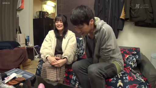 座り姿勢 · 中景 · ソファ · リビング · チャット · 休闲服 · 开心