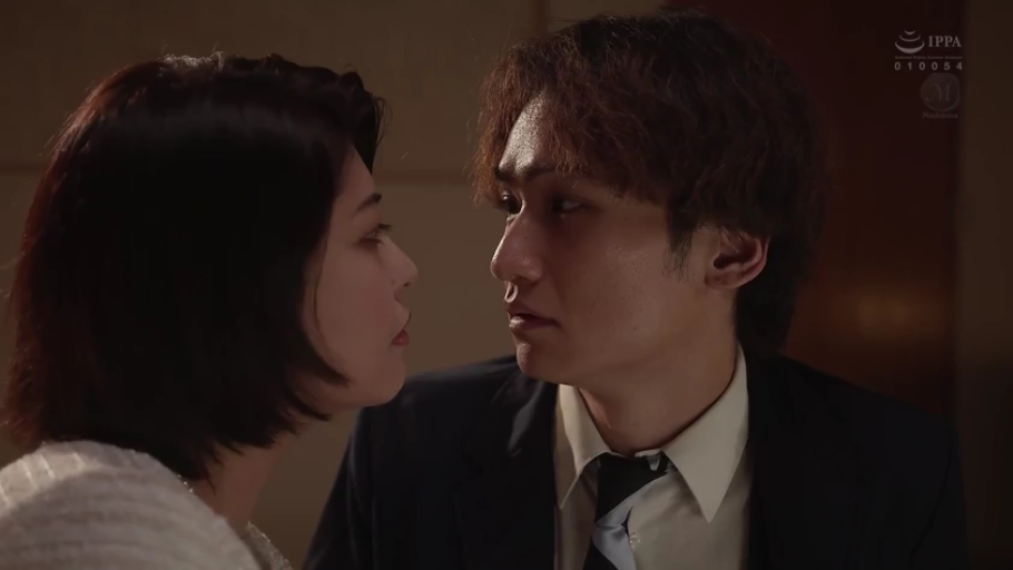 室内 · 深情 · 白毛衣 · 面对面 · 领带 · 侧颜特写 · 对视交流 · 剧情片断