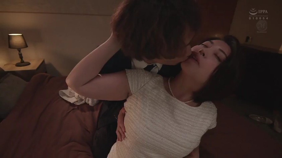 卧室 · 陶醉 · 台灯 · 接吻 · 上半身 · 男上女下 · 白色连衣裙 · 浪漫气氛