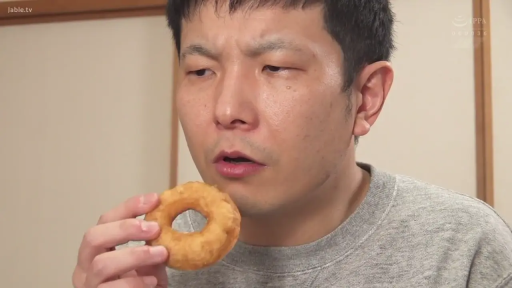 室内 · 坐姿 · 脸部特写 · 呆滞 · 进食 · 灰色卫衣 · 成年男性 · 甜甜圈