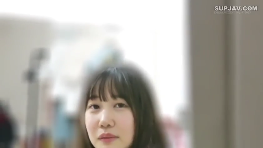 马赛克 · 迷离 · 中景 · 自慰 · 枕头 · 卧室床铺 · 开腿躺姿 · 粉色T恤与绿色文胸