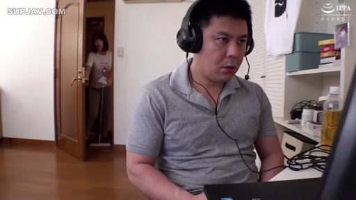 座り姿勢 · 真剣 · 顔 · ヘッドホン · 灰色T恤 · 男性 · 电脑房 · 看屏幕