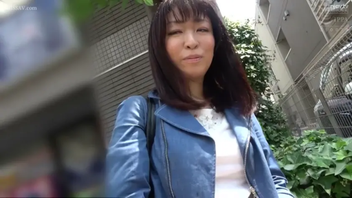 站姿 · 微笑 · 面部特写 · 对视 · 熟女 · 户外街道 · 蓝色外套