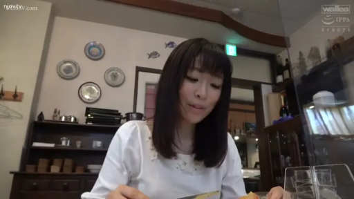 Sitting Posture · Medium shot · Smile · 餐厅 · Asian women · 餐具 · 准备进食 · 白色刺绣上衣