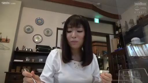 坐姿 · 白色短袖 · 中景 · 自然 · 餐厅 · 進食 · 餐具