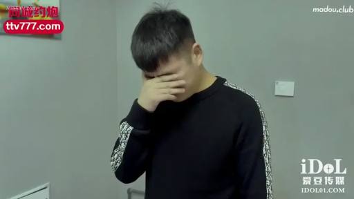 室内 · 站立 · 上半身 · 难过 · 捂脸 · 男性 · 黑色长袖