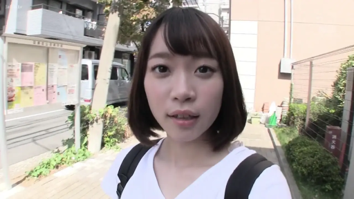 脸部特写 · 站立 · 自然 · 对视 · 街道 · 短发 · 白色T恤 · 双肩包