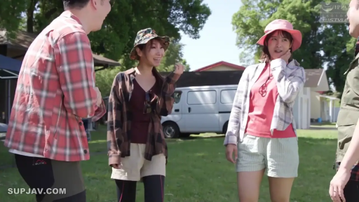 遮阳帽 · 站立 · 全景 · 汽车 · 户外草地 · 多人场景 · 开朗微笑 · 社交谈笑