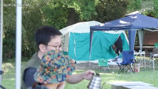 站立 · 远景 · 户外休闲服 · 露营地