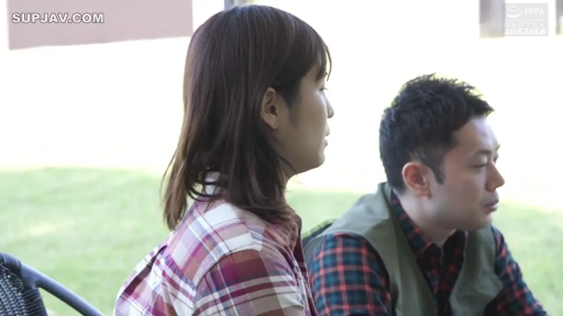 格子衬衫 · 坐姿 · 平静 · 头部特写 · 生活化 · 注视侧方 · 帐篷 · 户外露营地