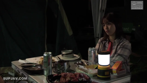 格子衬衫 · 坐姿 · 中景 · 平静 · 凝视 · 夜晚 · 露营灯 · 户外露营地