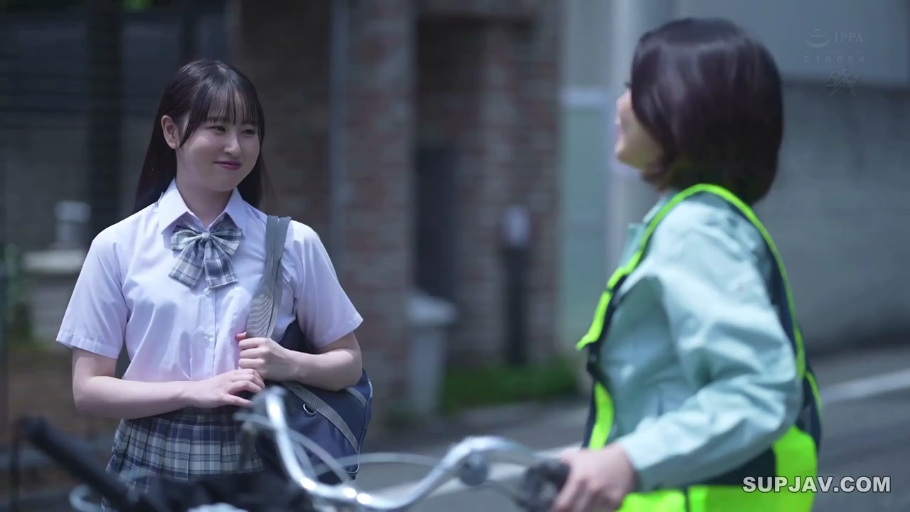 校服 · 站立 · 微笑 · 对话 · 街道 · 清纯 · 自行车