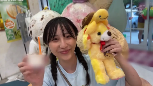 Half-body close-up · Twin tails · Sweet smile · 冰淇淋 · Indoor store · 浅蓝色T恤 · 正面持物 · 展示公仔