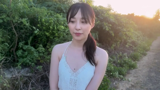 站立 · 平静 · 半身特写 · 白色蕾丝吊带 · 林间 · 静态展示 · 夕阳背景