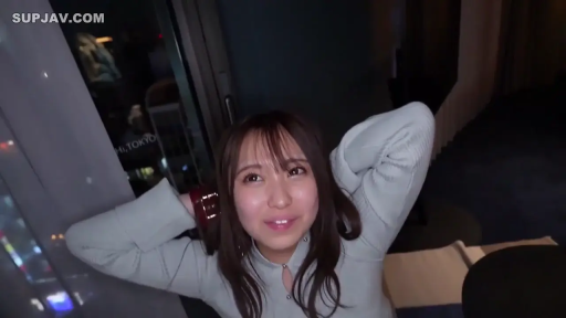 室内 · 面部 · 微笑 · 注视 · 针织衫 · 夜景 · 抱头