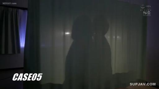 站立 · 办公室 · 中景 · 从容 · 抚摸胸部 · 水杯 · 灰色包臀裙 · 职场