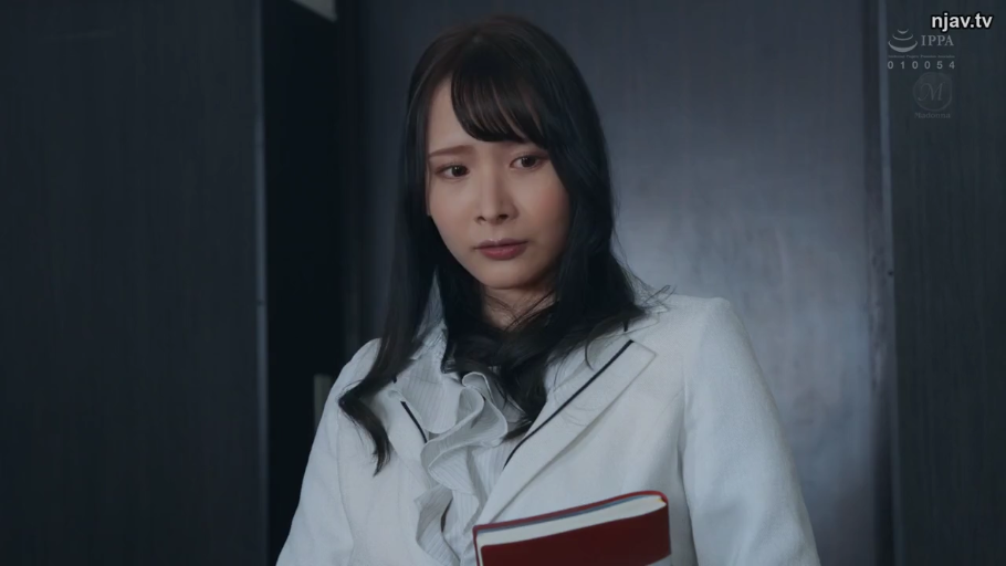 室内 · 站立 · 全景 · 観察 · プロット · 平凡 · 工作服 · 鏡子