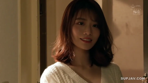 室内 · 面部 · 站立 · 门框 · 柔和 · 低头沉思 · 白色V领针织衫 · 女性角色