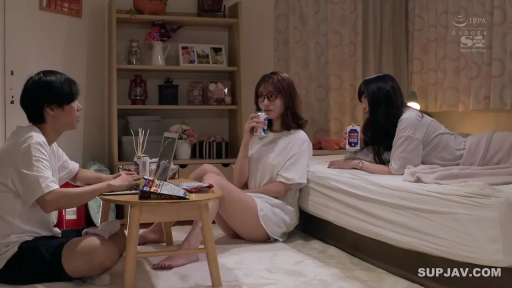 坐姿 · 卧室 · 全景 · 自然 · 笔记本电脑 · 多人 · 白色T恤 · 喝酒