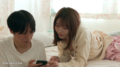 卧室 · 中景 · 微笑 · 看手机 · 手机 · 趴卧 · 日常 · 卫衣