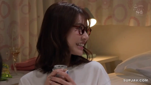 坐姿 · 眼镜 · 脸部特写 · 卧室 · 微笑 · 日系 · 白色T恤 · 持罐谈话