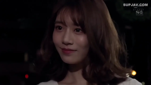 面部特写 · 白色上衣 · 注视 · 夜晚 · 温柔 · 正面 · 夜色